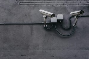 Κάμερες Ασφαλείας στον Χώρο Εργασίας: Πού τελειώνει η ασφάλεια και αρχίζει η παραβίαση της ιδιωτικότητας;